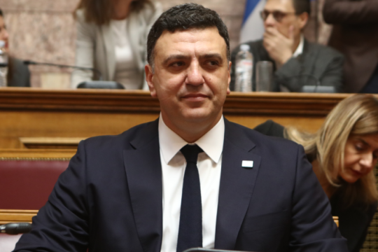 Εμφανίστηκε και κουνάει το δάχτυλο στην αντιπολίτευση για τη Χίο